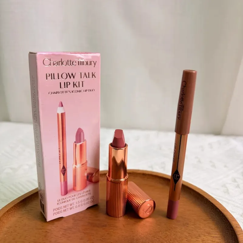 Charlotte Tilbury Dudak Kalemi Güçlü Kapatıcılıkla Pürüzsüzdür ve Vurgulayıcı Kontur Paleti Özelliklerinizi Aydınlatır ve Şekillendirir