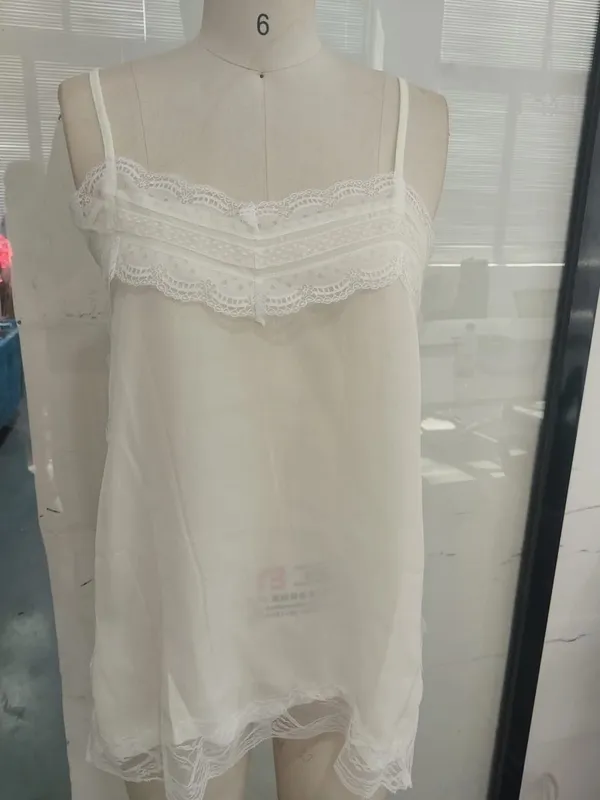 Sexet gul satin blonde patchworkkjole spaghetti strop ærmeløs V-hals bias cut kvindekjoler 2026 sommer aften festkåbe