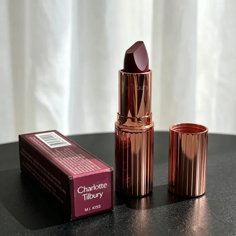 Charlotte Tilbury Dudak Kalemi Güçlü Kapatıcılıkla Pürüzsüzdür ve Vurgulayıcı Kontur Paleti Özelliklerinizi Aydınlatır ve Şekillendirir