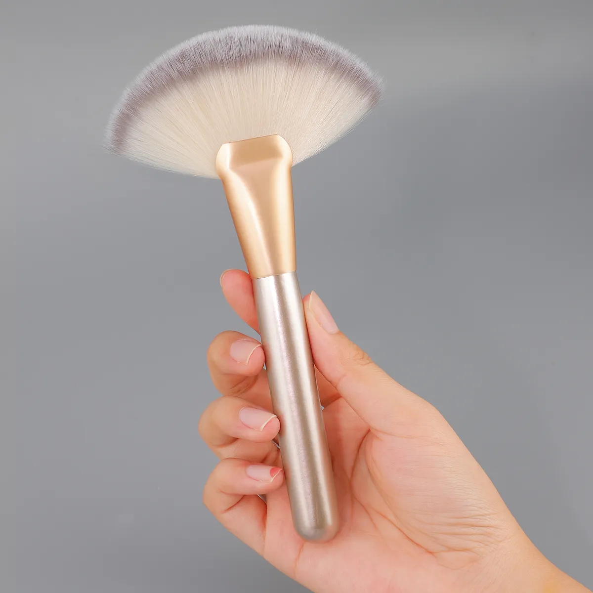 1pcs Large Fan Makeup Brushes Facial Powder Foundation Blusher Concealer Kabuki Brush Cosmetic Tools Pincel Maquiagem — image 4