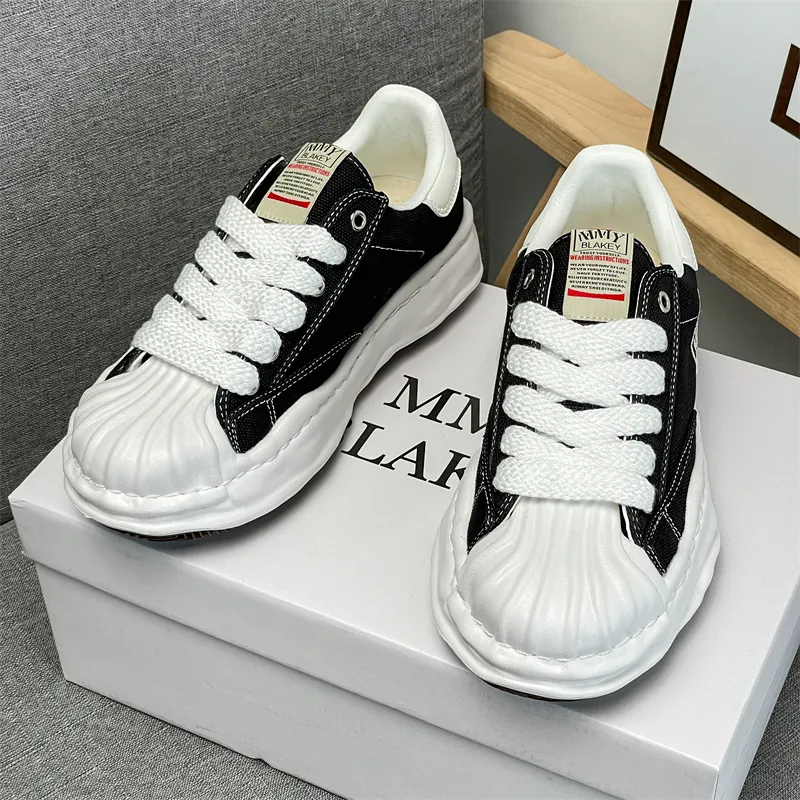 2026 New Men Women Skate Shoes Low Top Trendy Street Style Couple Sneakers Non-slip Wear Resistant Daily Footwear — image 1