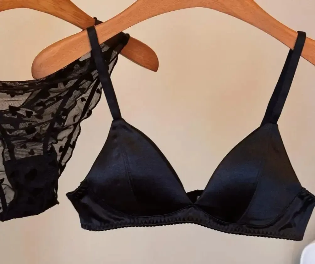Conjunto de sujetador sexy de satén con copa triangular que no deja marcas, lencería inalámbrica cómoda para pechos grandes