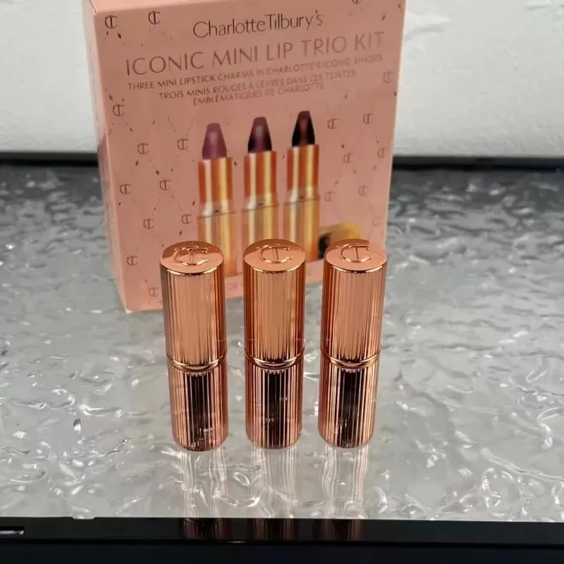 Charlotte Tilbury Dudak Kalemi Güçlü Kapatıcılıkla Pürüzsüzdür ve Vurgulayıcı Kontur Paleti Özelliklerinizi Aydınlatır ve Şekillendirir