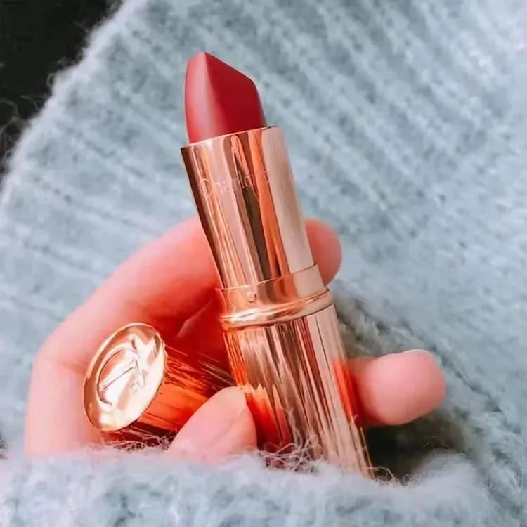 Charlotte Tilbury Dudak Kalemi Güçlü Kapatıcılıkla Pürüzsüzdür ve Vurgulayıcı Kontur Paleti Özelliklerinizi Aydınlatır ve Şekillendirir
