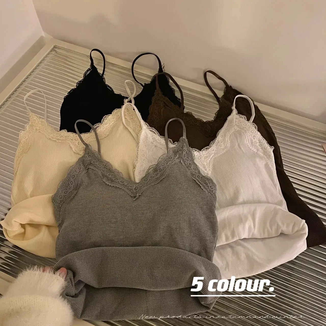 2026 ฤดูร้อน Slim Elegant Camis ผู้หญิง Camisole Tank Tops เซ็กซี่รัดตัว Top กับ Pad หน้าอกหวานลูกไม้ Patchwork Crop Tops