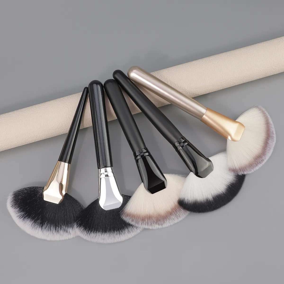 1pcs Large Fan Makeup Brushes Facial Powder Foundation Blusher Concealer Kabuki Brush Cosmetic Tools Pincel Maquiagem — image 2