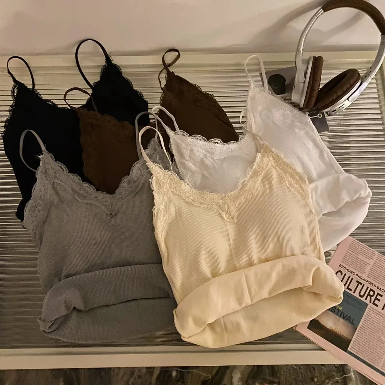 2026 ฤดูร้อน Slim Elegant Camis ผู้หญิง Camisole Tank Tops เซ็กซี่รัดตัว Top กับ Pad หน้าอกหวานลูกไม้ Patchwork Crop Tops