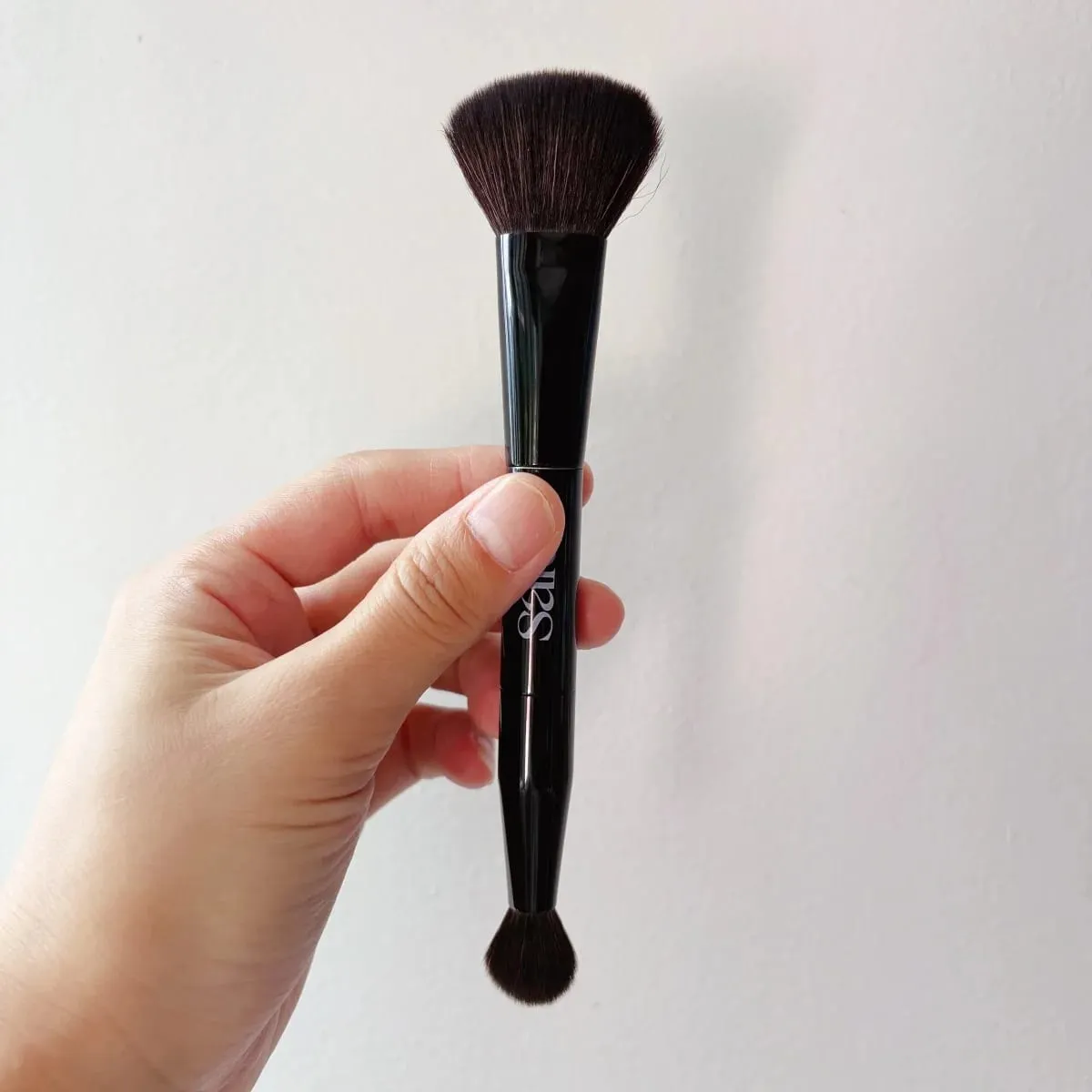 The Double Brush Soft Synthetic Hair Dual-ended Makeup Brush for Slip Tint Concealer Glow Sculpt and Dew Blush