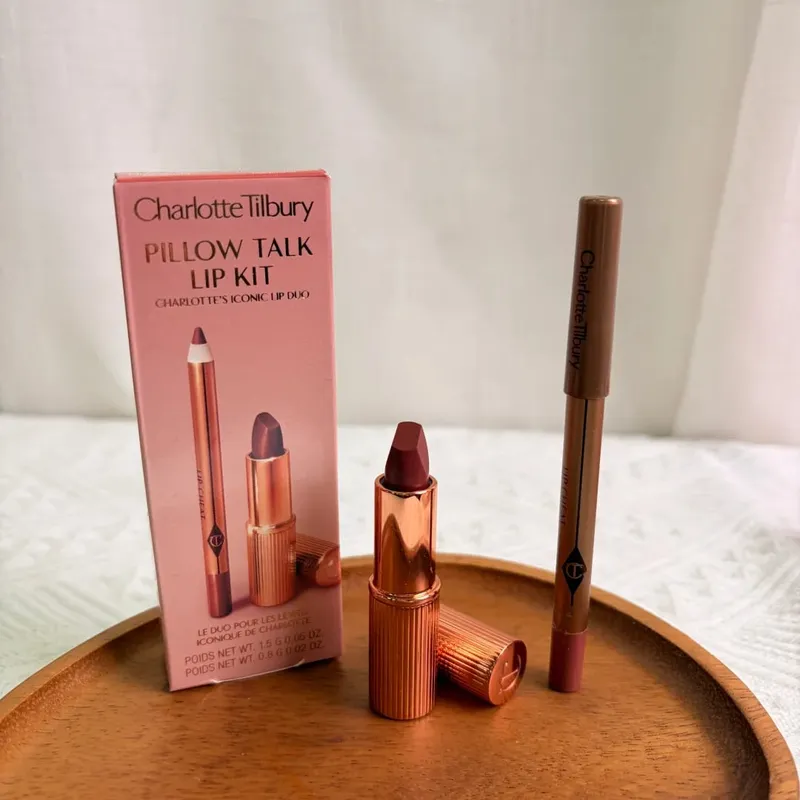 Charlotte Tilbury Dudak Kalemi Güçlü Kapatıcılıkla Pürüzsüzdür ve Vurgulayıcı Kontur Paleti Özelliklerinizi Aydınlatır ve Şekillendirir