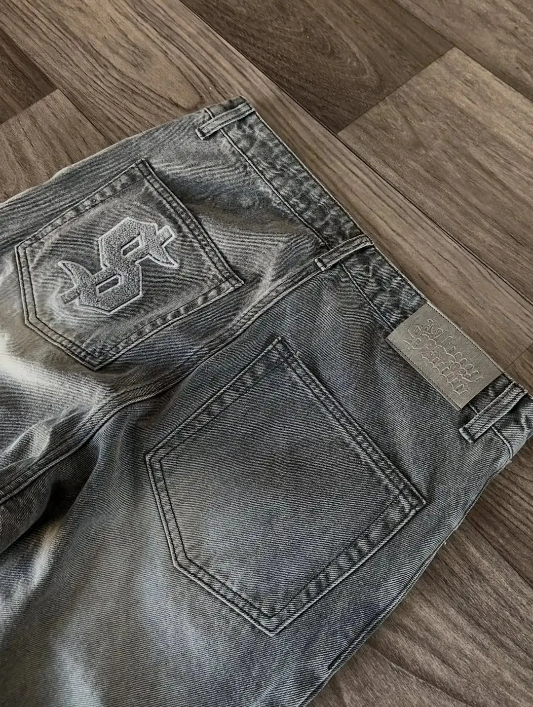 2026 Hot Sell Men Washed Grey Dollar Embroidery Vintage Style Straight Leg Denim Jeans with Frayed Hem Casual Streetwear Trendy — image 5