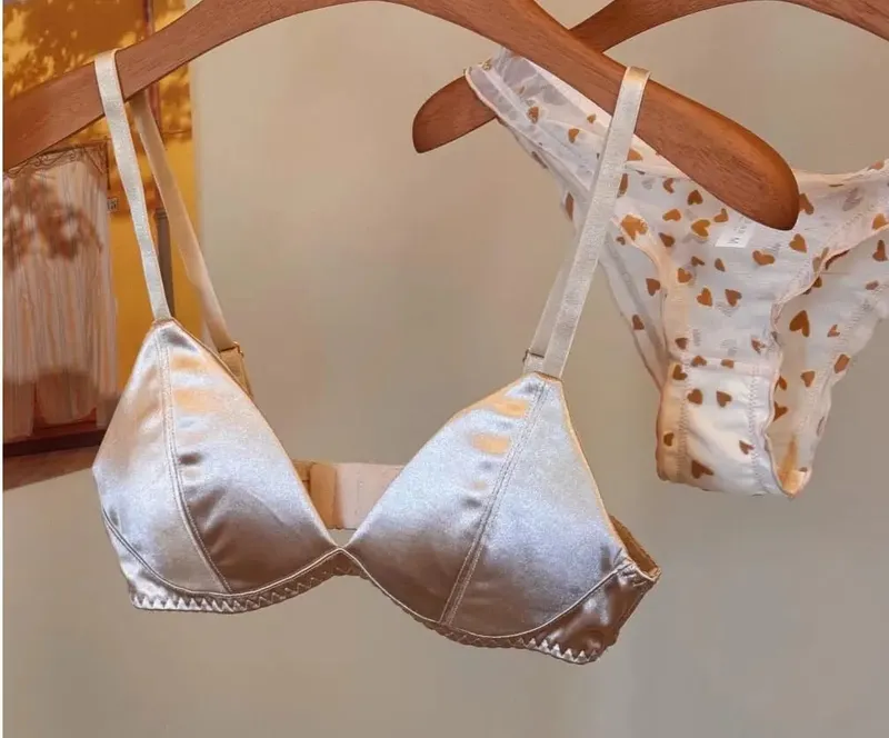 Conjunto de sujetador sexy de satén con copa triangular que no deja marcas, lencería inalámbrica cómoda para pechos grandes