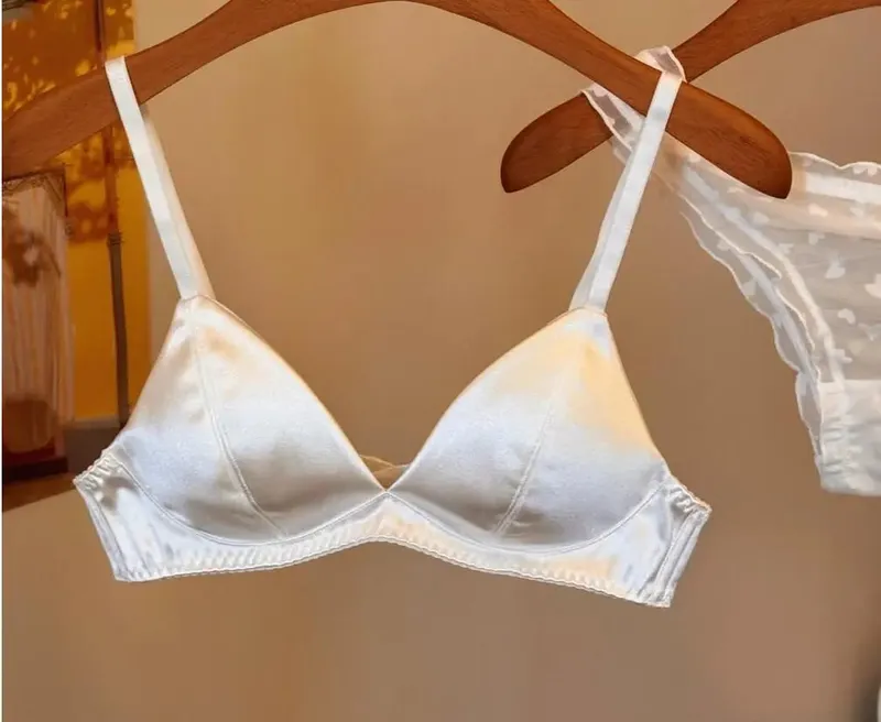 Conjunto de sujetador sexy de satén con copa triangular que no deja marcas, lencería inalámbrica cómoda para pechos grandes