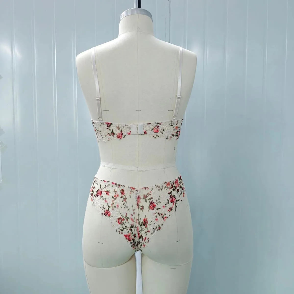 Ultra Thin Unlined Floral Lace Bra ชุดชุดชั้นในแหวนเหล็กดูผ่านชุดชั้นในเซ็กซี่ผู้หญิง Brassiere ฤดูร้อน