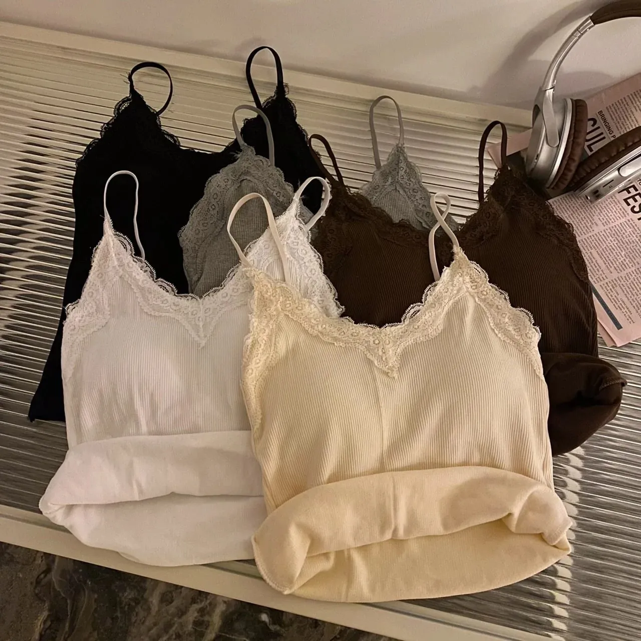 2026 ฤดูร้อน Slim Elegant Camis ผู้หญิง Camisole Tank Tops เซ็กซี่รัดตัว Top กับ Pad หน้าอกหวานลูกไม้ Patchwork Crop Tops