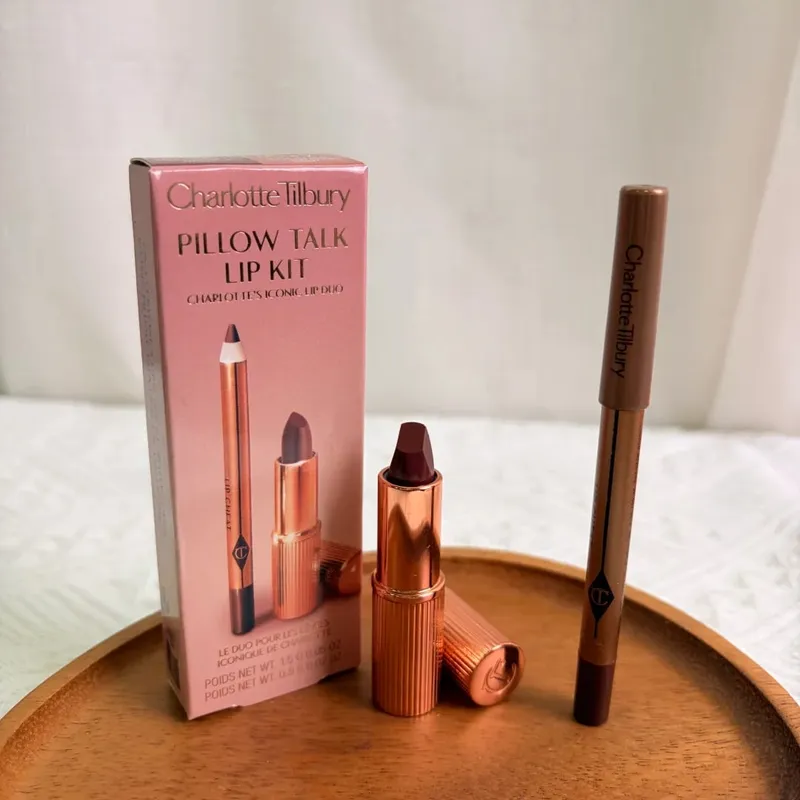 Charlotte Tilbury Dudak Kalemi Güçlü Kapatıcılıkla Pürüzsüzdür ve Vurgulayıcı Kontur Paleti Özelliklerinizi Aydınlatır ve Şekillendirir