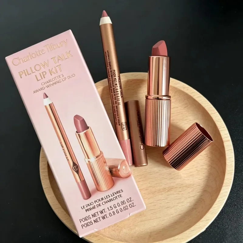 Charlotte Tilbury Dudak Kalemi Güçlü Kapatıcılıkla Pürüzsüzdür ve Vurgulayıcı Kontur Paleti Özelliklerinizi Aydınlatır ve Şekillendirir