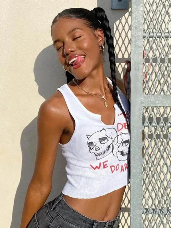 สแควร์อินเทรนด์ Letter พิมพ์ PIN Buckles Tank Tops ผู้หญิง Skull พิมพ์สบายๆยืด Crop Top