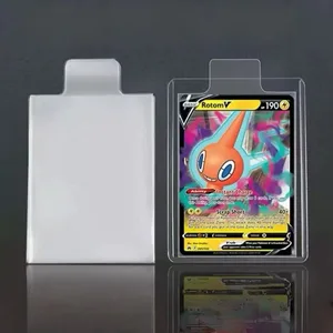 65 * 90mm 100 unitats de mànigues de cartes de jocs Bulge per a cartes de Pokémon Protector de joc transparent Carpeta comercial Suport de la funda per a joguines per a nens