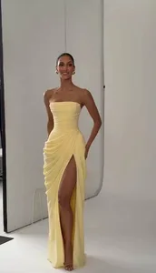 Vrouwen Geel Elegante Strapless Geplooide Jurk Sexy Mouwloze Taille Cinching Split Maxi Jurken 2026 Lady Nieuwe Avond Jurken